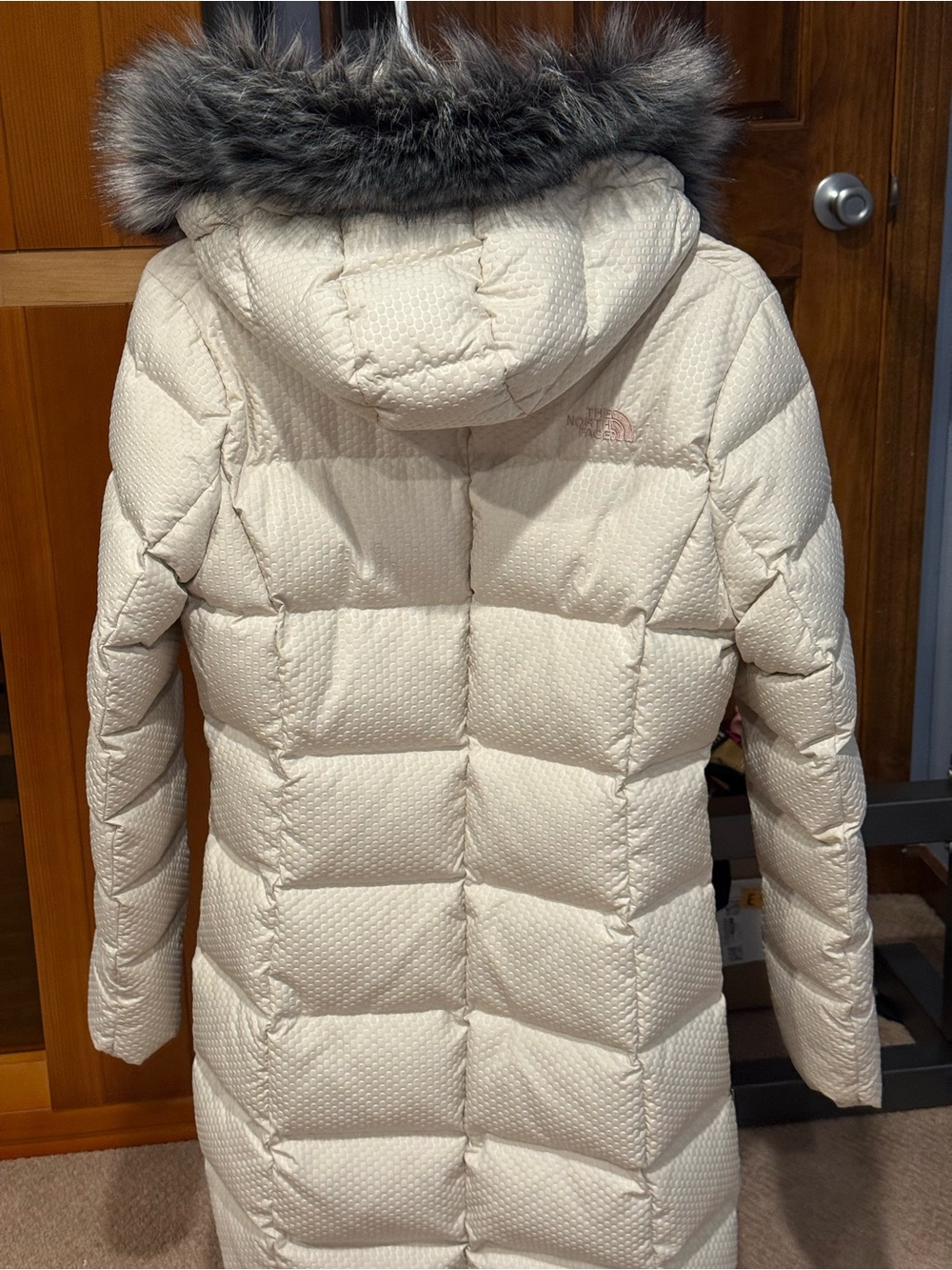 The North Face Women's Cream Quilted Down Puffer Coat with Faux Fur Hood - Picture 3 of 4